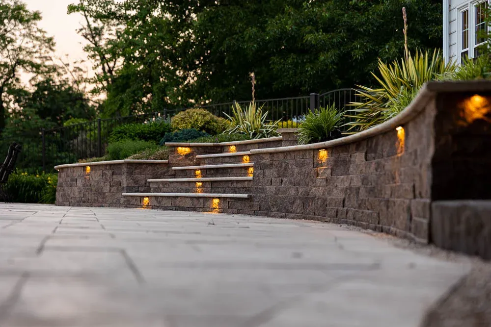 Patio beside a curved retaining wall